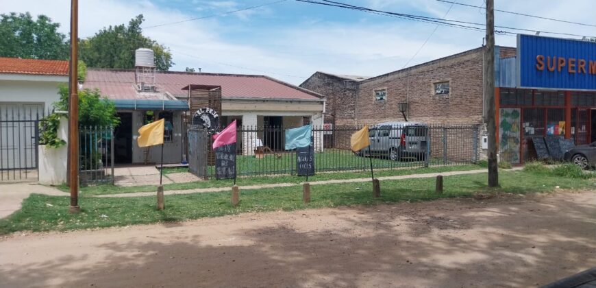 Casa con local en venta en San Benito
