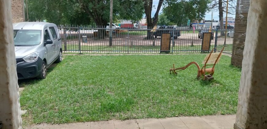 Casa con local en venta en San Benito